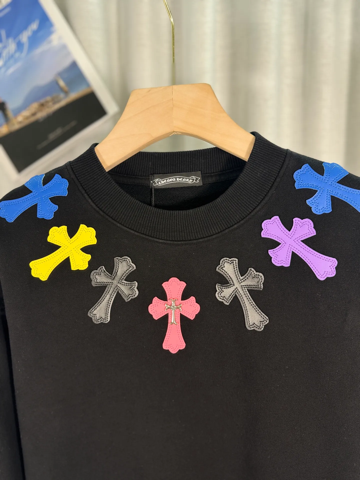 P260 top version, real shot without P, ​​different from market currency) 𝗖𝗵𝗿𝗼𝗺𝗲 𝗛𝗲𝗮𝗿𝘁𝘀/Cro Heart 2025 washed patch embroidery autumn and winter new original single counter American laser burnt 3D three-dimensional color embroidered couple casual sweatshirt 👑The highest version! Customized fabric 420g tripe terry fabric! American acid-washed and distressed original fabric laser burnt ✟appliqué embroidery and exquisite embroidery of letters! The best-selling model in the counter, very comfortable to wear. Accessories: original molded and authenticated collar label➕100% silk wash label. Genuine purchase-grade original hangtag➕matching hanging rope➕3D hanging beads➕original packaging bag. Craftsmanship: The original version has consistent wiring! The highest version of the armhole matching technique! Color: White Black Size: S M L XL Style No.: 9313